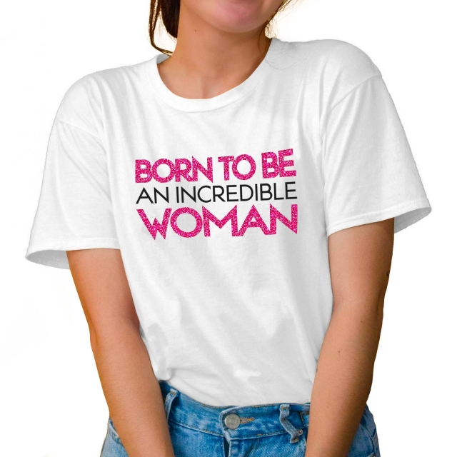 T-shirt white da donna a maniche corte, realizzata interamente in cotone, rappresentante Born to Be Woman di La Zia. Prodotto realizzato per festeggiare la Festa della Donna.