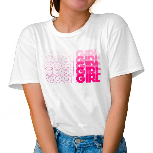 T-shirt white da donna a manica corta, interamente realizzata in cotone, rappresentante Cool Girl di Logo. Il prodotto è stato realizzato per festeggiare la Festa della Donna.