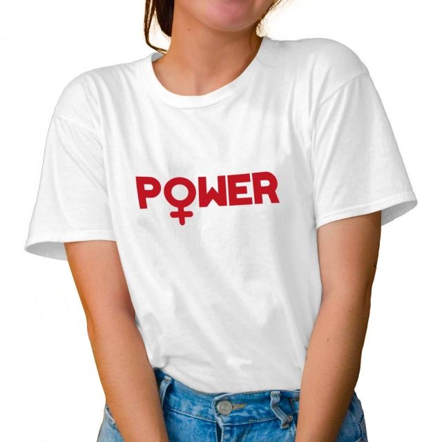 T-shirt white da donna a maniche corte, realizzata in cotone al 100%, rappresentante Power di Logo. Il prodotto è stato realizzato per festeggiare la Festa della Donna.